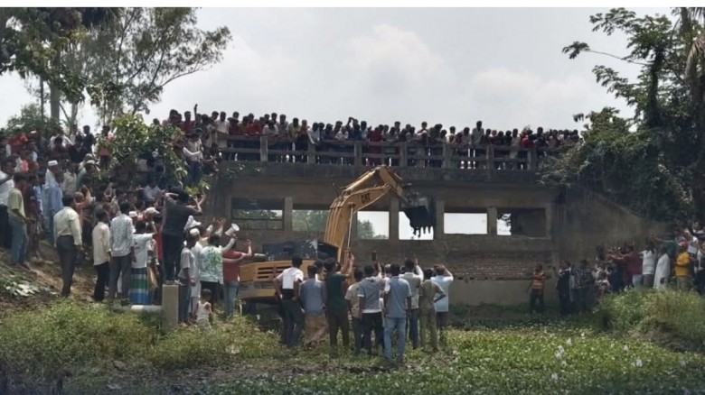 লাকসামে খালের বাঁধ অপসারণে আড়াইশো বিঘা জমি চাষের আ...