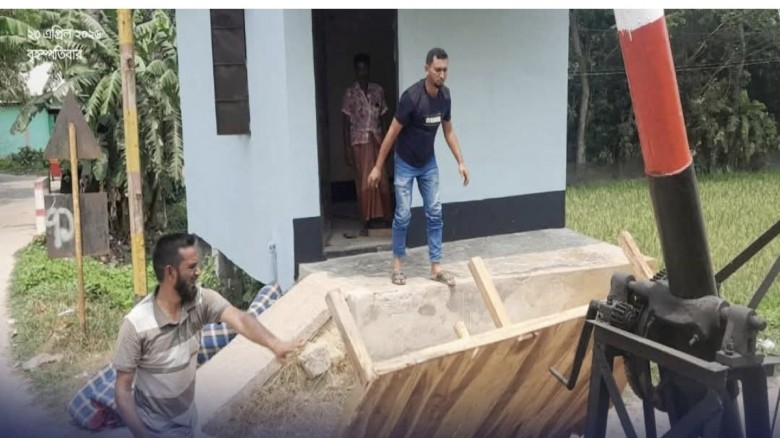 কুমিল্লায় লেভেলক্রসিং গেটে ঘুম ঠেকাতে সরানো হচ্ছে ...