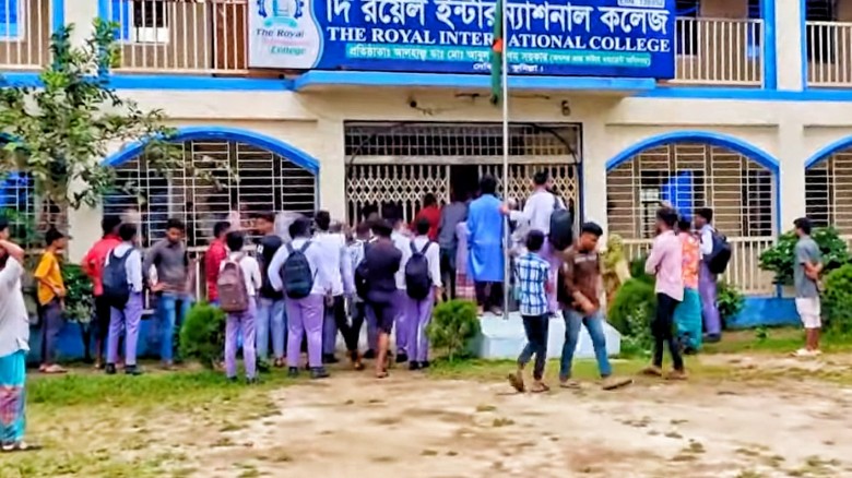 দেবিদ্বারে অধ্যক্ষকে তাড়িয়ে দিতে কলেজে ব