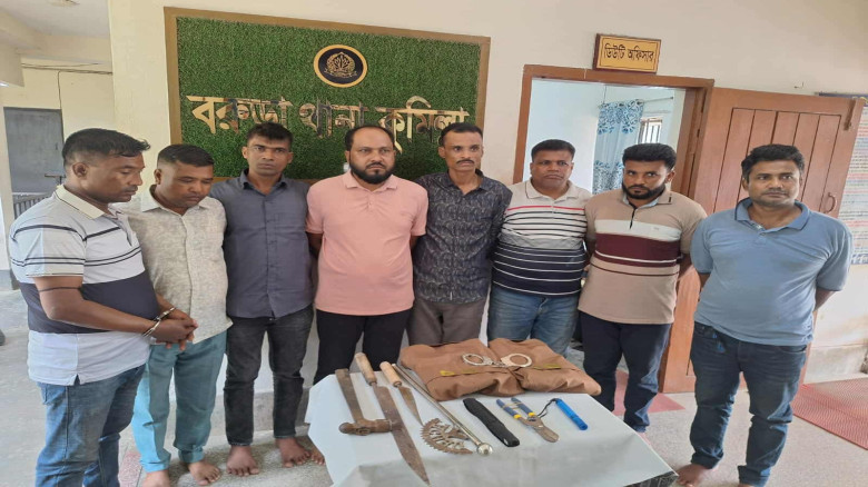 বরুড়ায় পুলিশের অভিযানে ডিবি পরিচয়ধারী ৮ 