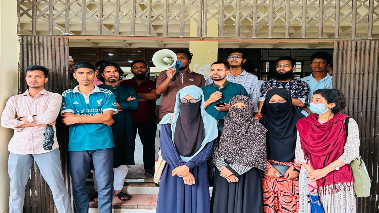 শিশু রামিসা ধ'র্ষ'ণ ও হ'ত্যা'র প্রতিবাদে কুবিতে মানববন্ধন