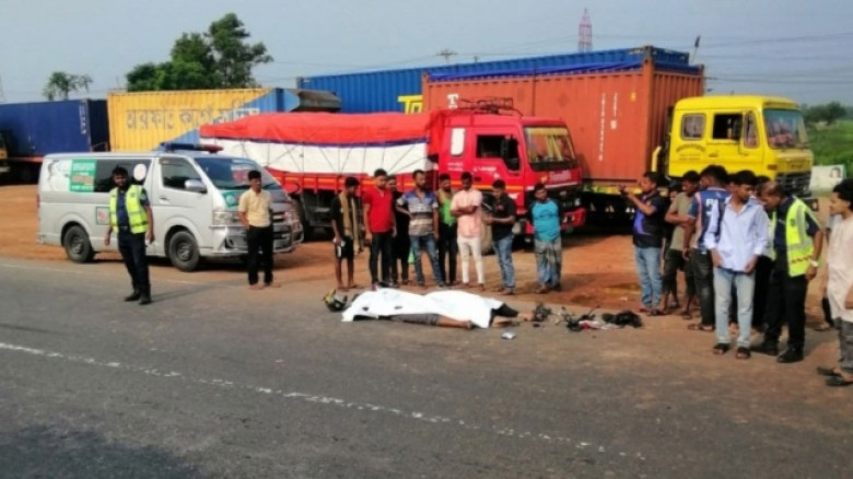 কুমিল্লায় দাঁড়িয়ে থাকা বাসে মোটরসাইকেলের