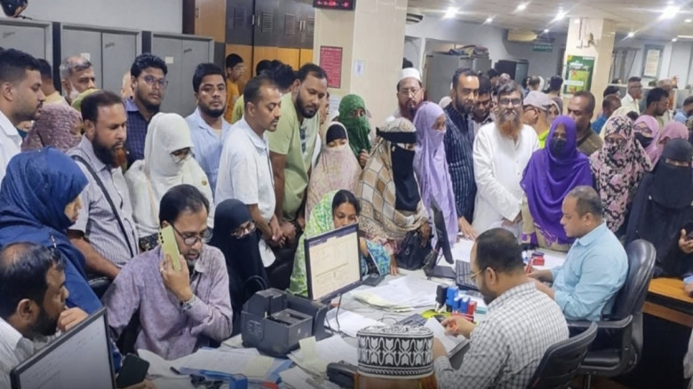 কুমিল্লা ইসলামী ব্যাংক থেকে টাকা তোলার হ