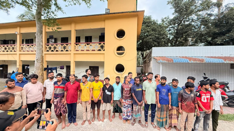 কুমিল্লা মহাসড়কে পুলিশের গাড়ি ভা'ঙ'চুর: 