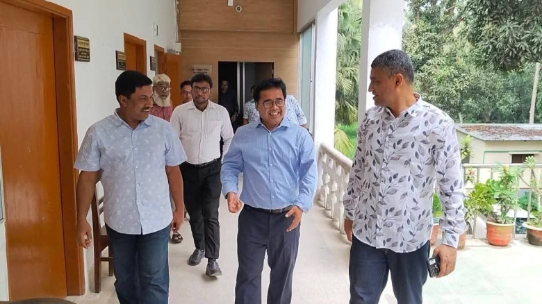 কুমিল্লা উন্নয়ন কর্তৃপক্ষের অস্থায়ী কার্যালয়ে চেয়ারম্যানের পরিদর্শন