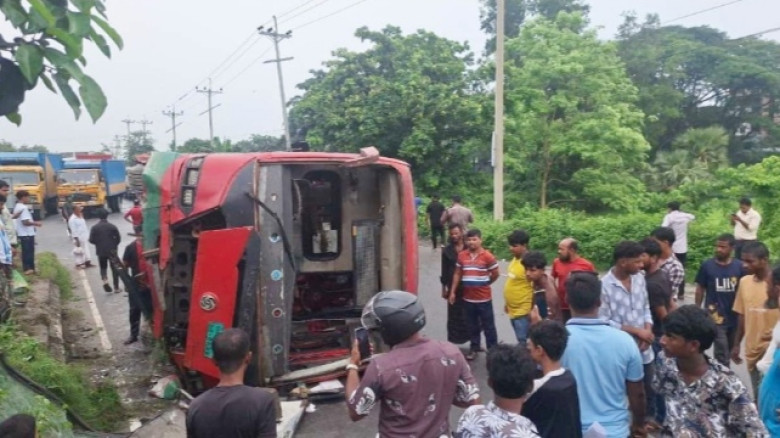 কুমিল্লায় নিয়ন্ত্রণ হারিয়ে বাস খা'দে, আ'