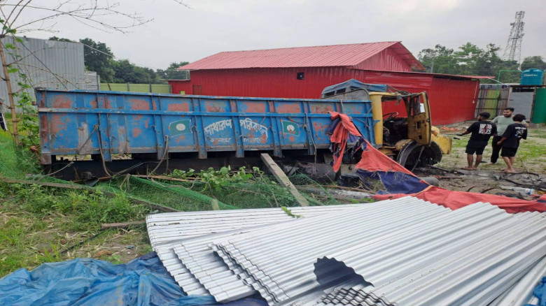 চৌদ্দগ্রামে ট্রাক ও ইউনিক বাসের সং'ঘ'র্ষে চালক নি'হত