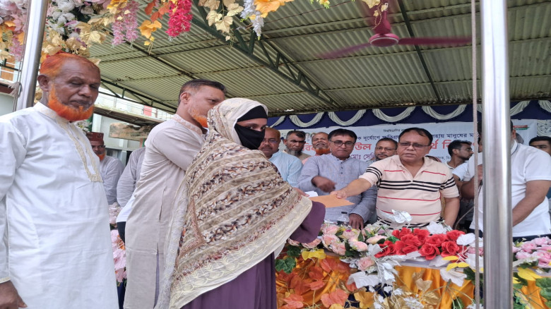 ক্ষ'তিগ্র'স্ত পরিবারের পাশে এমপি সেলিম ভ