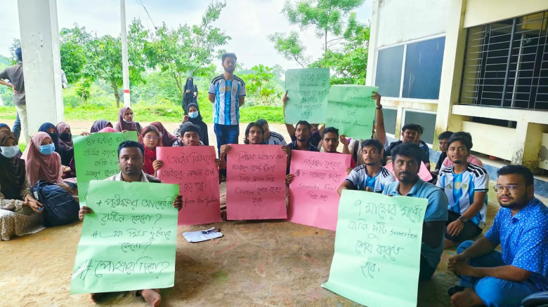 কুবির আইন বিভাগে শিক্ষার্থীদের তালা, ৬ দফা দাবি