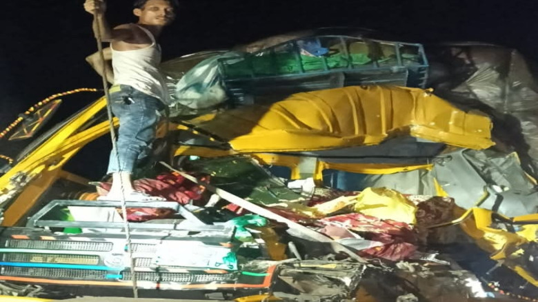 কুমিল্লার মহাসড়কে পণ্যবাহী গাড়ির ত্রিমুখ
