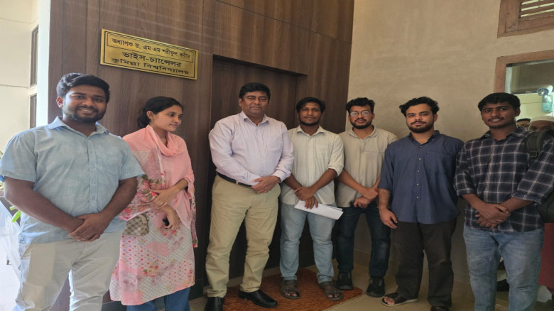 ছাত্রশক্তির ১২ দফা দাবিতে কুবি উপাচার্যকে স্মারকলিপি প্রদান