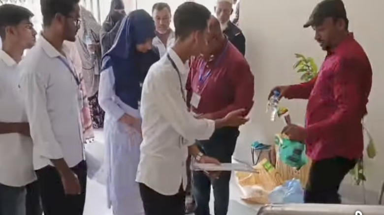 পরীক্ষার্থীদের জন্য পানি ও কলম বিতরণ করল বরুড়া থানা প্রেস ক্লাব