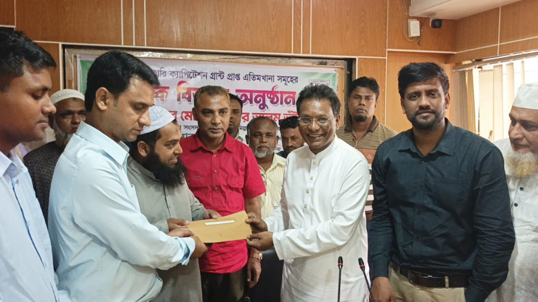 নাঙ্গলকোটে বেসরকারি ক্যাপিটেশন গ্রান্ট এতিমখানা সমূহে চেক বিতরণ ‎