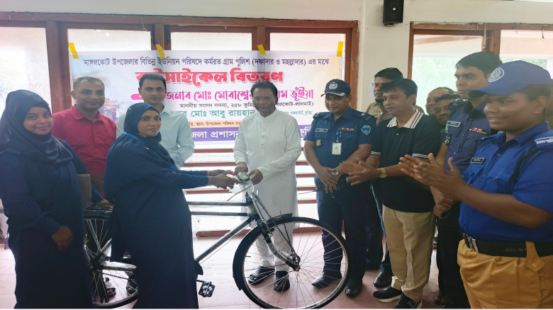 নাঙ্গলকোটে গ্রাম পুলিশদের মাঝে বাইসাইকেল