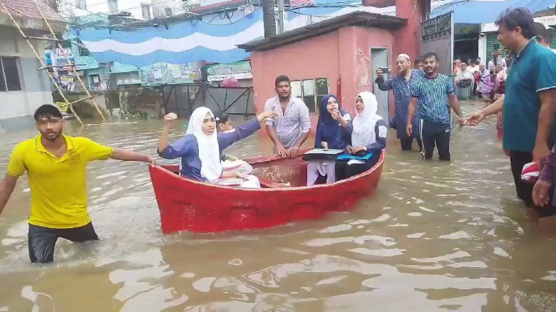 কুমিল্লায় জলাবদ্ধতা নৌকায় চড়ে কেন্দ্রে এ