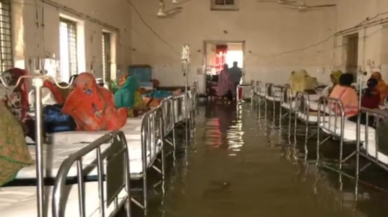 হাসপাতাল কক্ষে ঢুকল বৃষ্টির পানি, ভোগান্