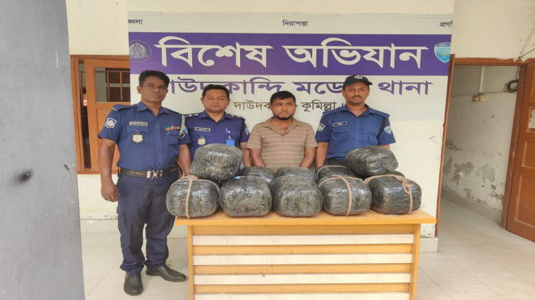 দাউদকান্দিতে পুলিশের অভিযানে পিকআপভর্তি ৪৭ কেজি গাঁ'জাসহ আটক ১