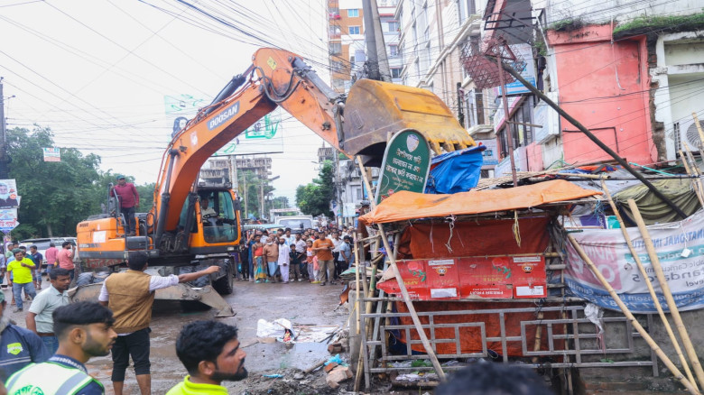কুমিল্লা টমছম ব্রিজে উচ্ছেদ অভিযান
