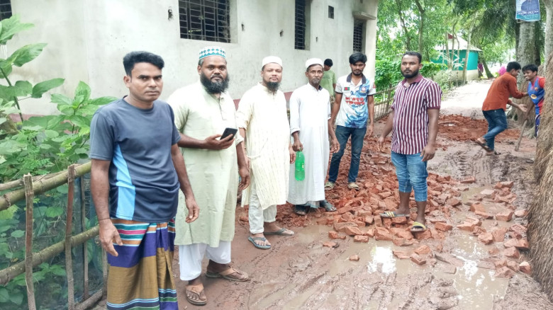 ব্রাহ্মণপাড়ায় ভাঙাচোরা রাস্তা সংস্কার করলেন চেয়ারম্যান প্রার্থী মো. আরিফুল ইসলাম
