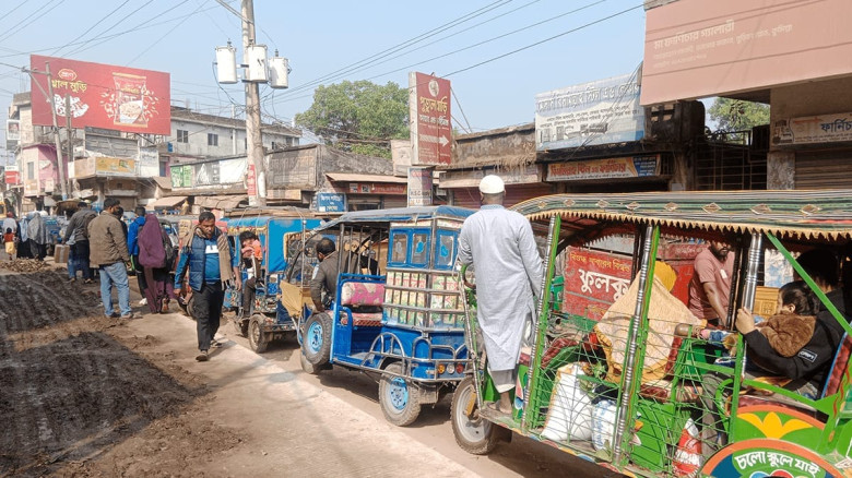 ব্রাহ্মণপাড়া বাজারে সড়ক নির্মাণে ধীরগতি,