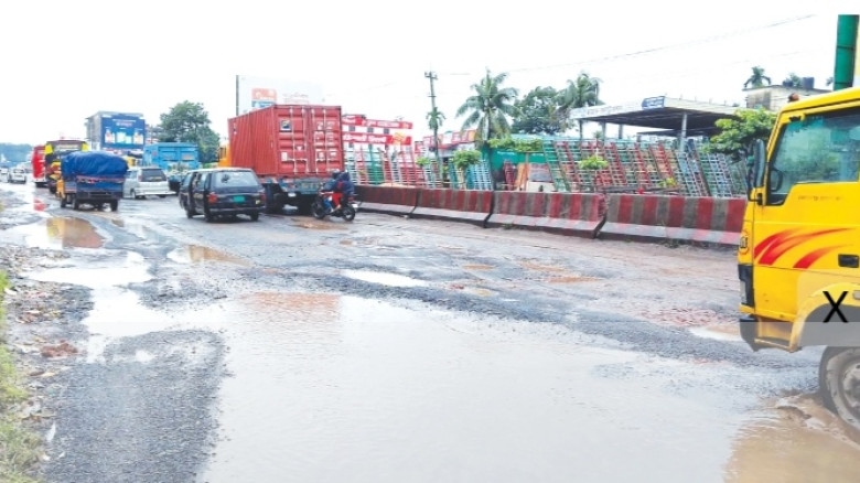 কুমিল্লার ঢাকা-চট্টগ্রাম মহাসড়কের গর্তে 