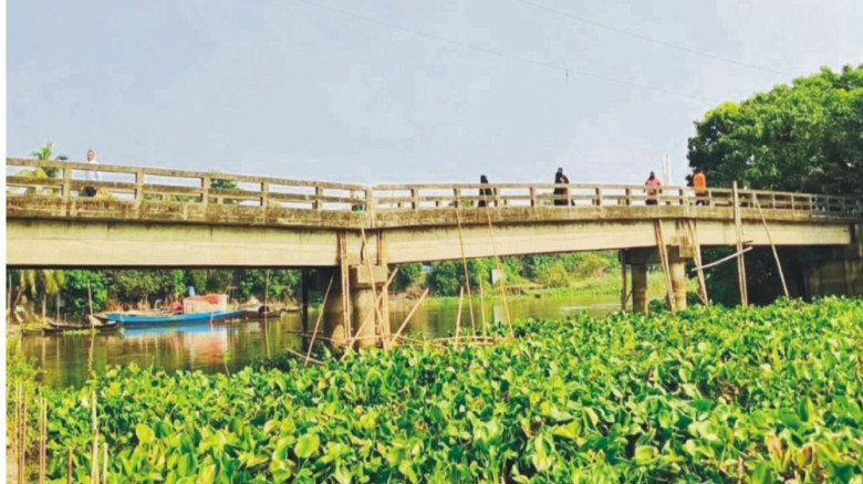 ৩০ বছরের পুরোনো সেতুর ভরসা এখন বাঁশের খু