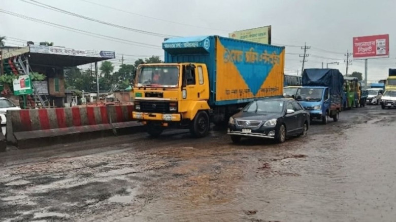 এক কিলোমিটার ভাঙা সড়কে ২০ কিলোমিটার যানজ