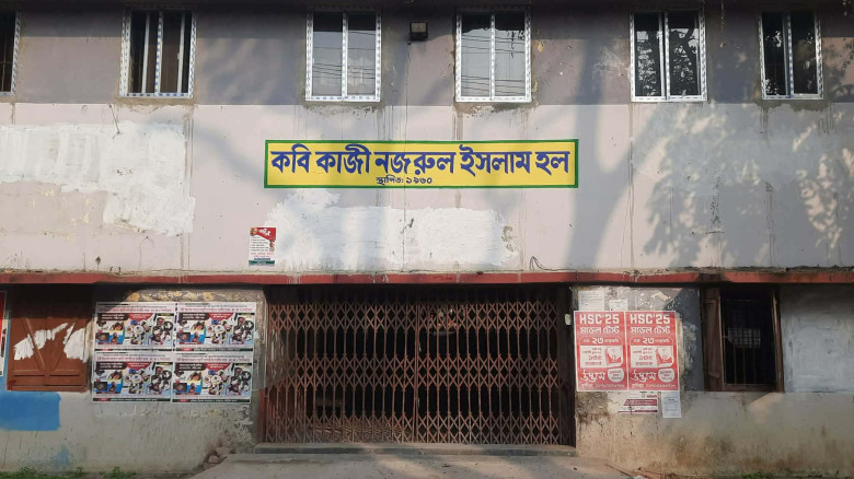 এখনও আসেনি গ্যাস, সংবাদ প্রকাশের পর লাকড়ি দিয়ে রান্নার ব্যবস্থা করলো হল প্রশাসন