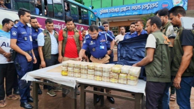 কুমিল্লায় বিলাসবহুল প্রাডো গাড়ি থেকে ৩ ল