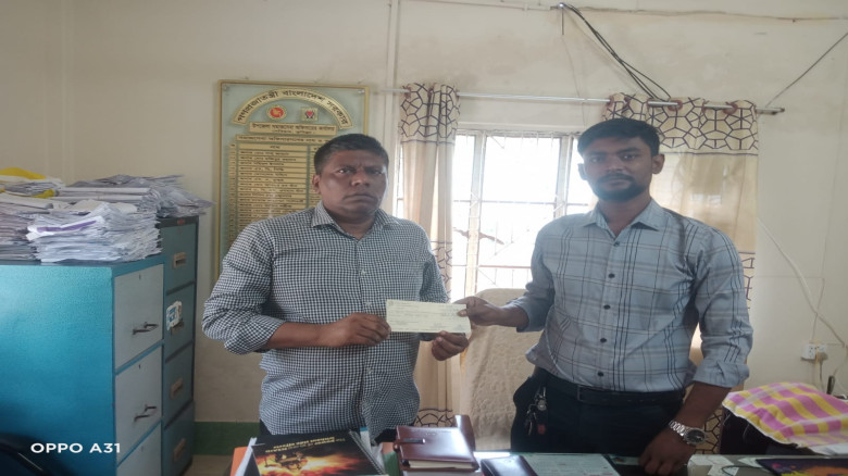 সরকারি অনুদানের চেক গ্রহণ করলেন রেসডোর চ