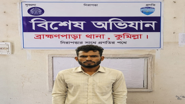 ব্রাহ্মণপাড়ায় জনতার হাতে আটক ‘দুর্ধর্ষ’ লোকমান, পুলিশের কাছে সোপর্দ