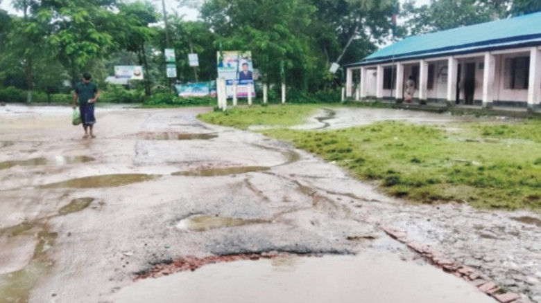 চান্দিনায় স্কুল মাঠের বুক চিরে সড়ক!