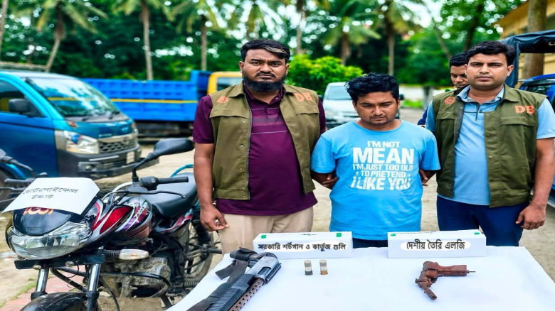 কুমিল্লায় শটগান-বন্দুক ও কার্তুজসহ যুবক 