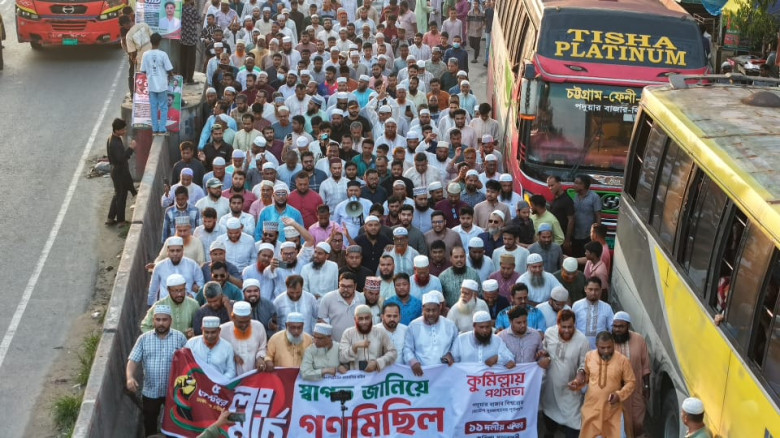 কুমিল্লায়  লং মার্চকে স্বাগত জানিয়ে  ১১ 