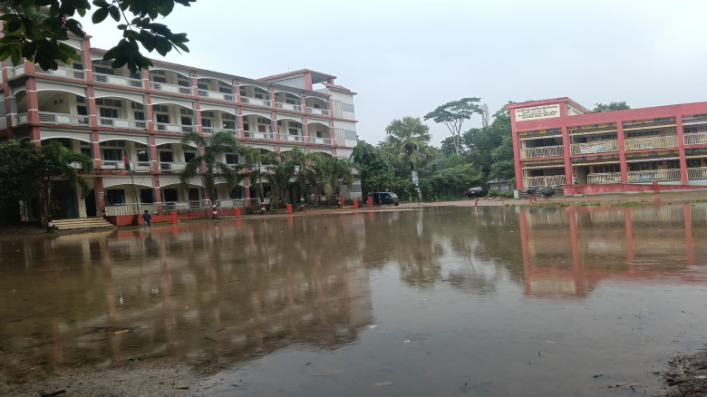 সামান্য বৃষ্টিতে জলাবদ্ধতা ব্রাহ্মণপাড়ার মহালক্ষীপাড়া শরীফ মাধ্যমিক বিদ্যালয় মাঠে