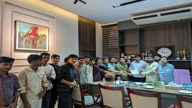 কুবিতে ডেঙ্গু প্রতিরোধে ছাত্রদলের স্মারকলিপি