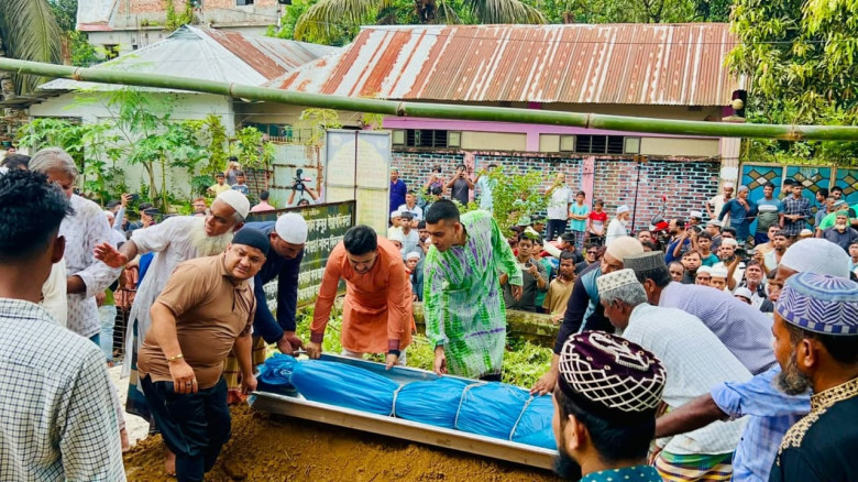 সবাইকে কাঁদিয়ে চিরনিদ্রায় শায়িত হলেন অপ্রতিম