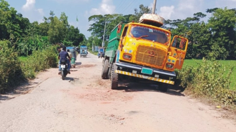 গর্ত-খানাখন্দে বেহাল কুমিল্লা-বুড়িচং-বাগ