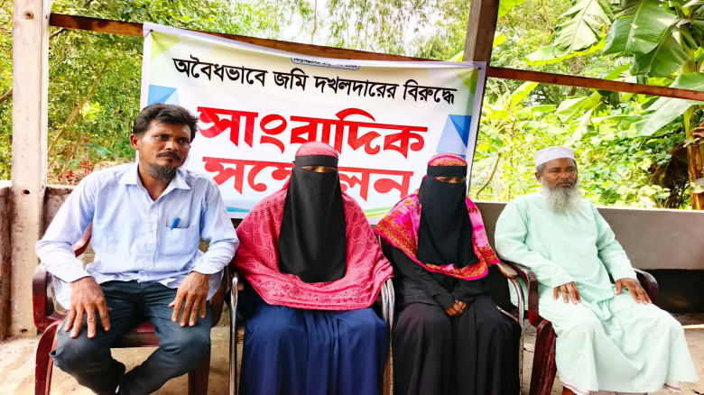 নাঙ্গলকোটে পিতাকে ঘরছাড়া করে বোনদের জমি 