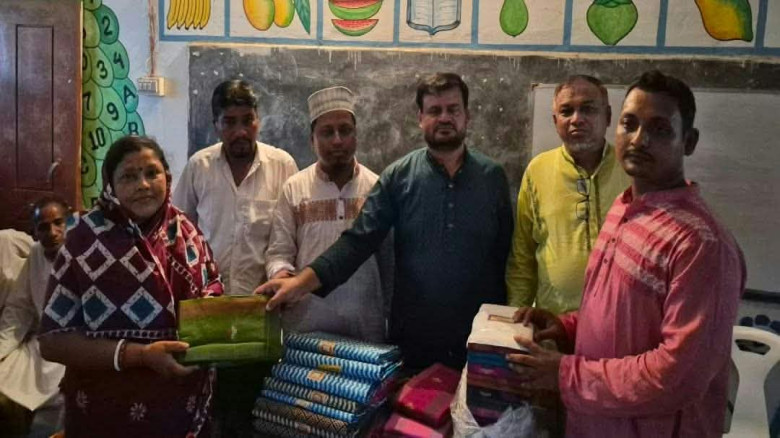 চৌদ্দগ্রামে সনাতন ধর্মাবলম্বীদের মাঝে ডা. তাহেরের পক্ষ থেকে উপহার বিতরণ