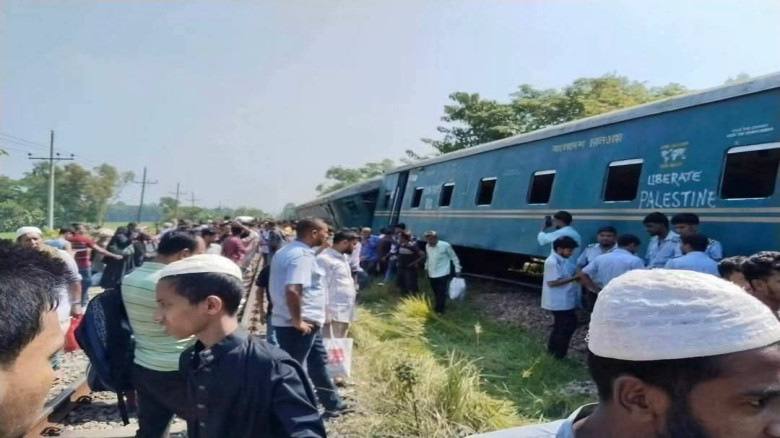 কুমিল্লায় কর্ণফুলী কমিউটার ট্রেন লাইনচ্