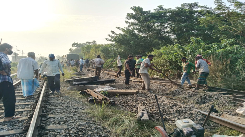 ১৬ ঘণ্টা পর উদ্ধার কর্ণফুলী কমিউটার, চলছ